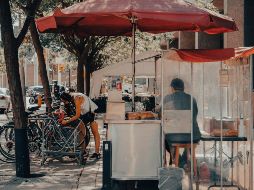 El canal de compra que destaca es el tradicional, como son puestos de la calle, ya que ofrecen la ventaja de una rápida parada para comer algo y seguir adelante. Unplash