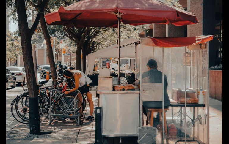 El canal de compra que destaca es el tradicional, como son puestos de la calle, ya que ofrecen la ventaja de una rápida parada para comer algo y seguir adelante. Unplash