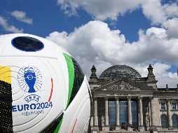 La UEFA dijo que haría más extensas las explicaciones sobre las decisiones arbitrales a los equipos, y que únicamente los capitanes podrán acercarse a los silbantes para discutirlas. AFP / R. Hirschberger