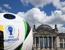 La UEFA dijo que haría más extensas las explicaciones sobre las decisiones arbitrales a los equipos, y que únicamente los capitanes podrán acercarse a los silbantes para discutirlas. AFP / R. Hirschberger