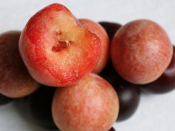 La fibra es un componente esencial presente en alimentos de origen vegetal, como las verduras, las frutas y las legumbres. ESPECIAL / Foto de Rebecca Matthews en Unsplash