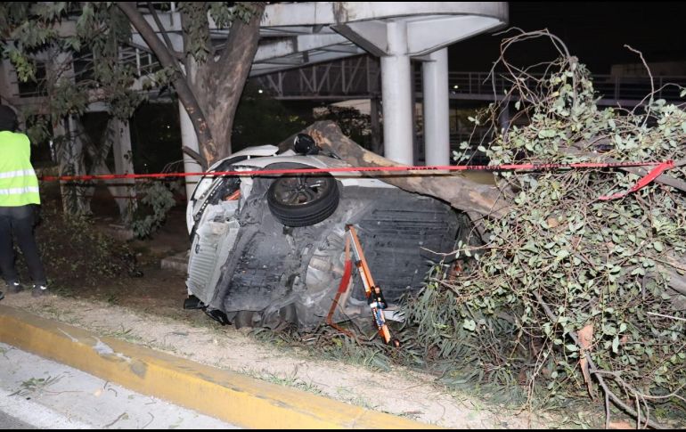 Los elementos de Protección civil apoyaron con equipo hidráulico para la liberación del fallecido. ESPECIAL / PC ZAPOPAN