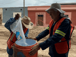 Quienes más padecen los efectos del calor extremo son quienes están obligados a trabajar en la calle bajo el sol, como los albañiles y demás trabajadores de la construcción. EFE / D. Sánchez