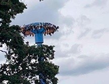 En esta foto, se observa una atracción atascada con 28 personas atrapadas boca abajo, en un parque de atracciones en Portland, Oregón, el viernes 14 de junio de 2024.  AP/ T. Joseph.