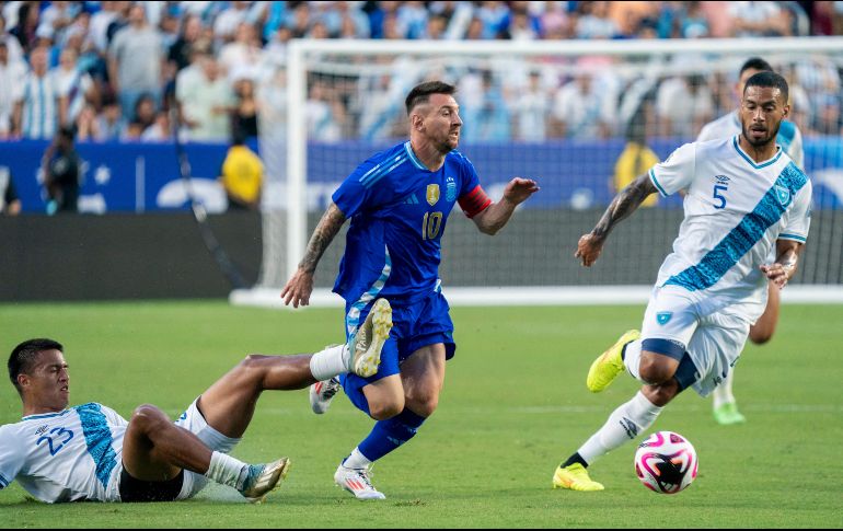 Lionel Messi jugó los 90 minutos, y además de sus dos goles dio una asistencia. EFE/S. Thew