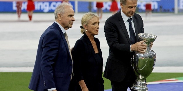 Eurocopa: La ceremonia que se llevó Beckenbauer