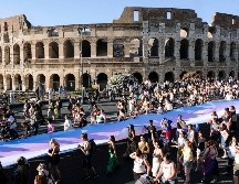 Varias personas pasan por delante del Coliseo durante un desfile del orgullo gay en Roma. Mauro Scrobogna/AP)