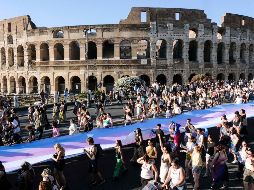 Varias personas pasan por delante del Coliseo durante un desfile del orgullo gay en Roma. Mauro Scrobogna/AP)