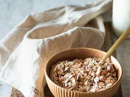 Incluir la leche de avena en nuestra alimentación también puede ayudarnos con diversos beneficios para el organismo. Unsplash.