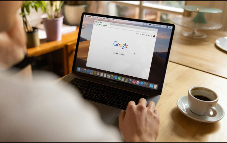 Desde sus humildes comienzos en un dormitorio universitario hasta convertirse en una corporación global, Google sigue siendo un pilar fundamental de la tecnología moderna. UNSPLASH/Firmbee.com