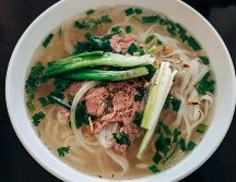 Complementar una porción moderada de pasta con verduras frescas y proteínas magras, como el atún, puede transformar un plato potencialmente alto en calorías en una opción equilibrada y nutritiva. Unsplash