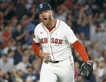Zack Kelly desatoró un séptimo inning complicado para Boston al no permitir daño con casa llena. AFP