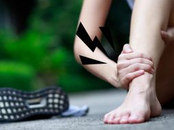 La hidratación adecuada, una dieta equilibrada, estiramientos regulares y la consulta con profesionales de la salud son pasos importantes para manejar y prevenir estos molestos espasmos musculares. CANVA
