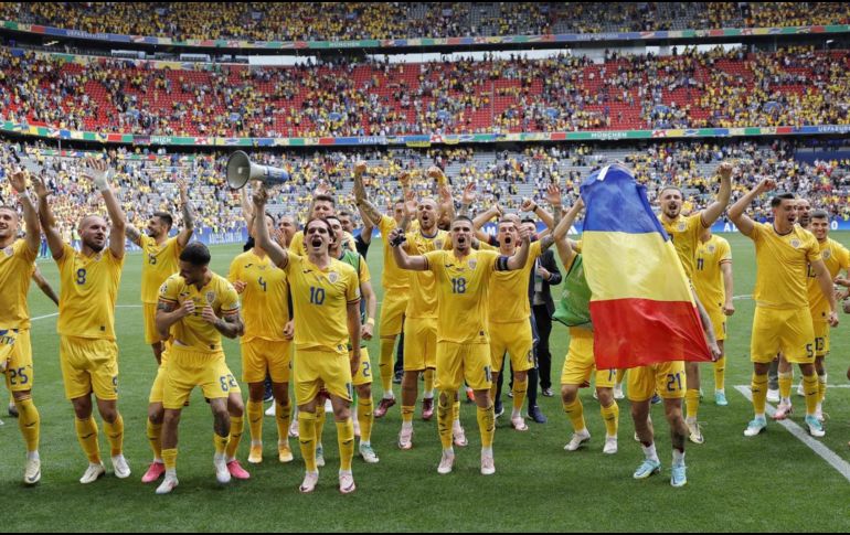 Nicolae Stanciu puso en ventaja a Rumania con un zapatazo desde lejos del área a los 29 minutos. EFE / R. WITTEK