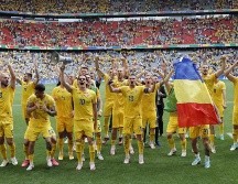 Nicolae Stanciu puso en ventaja a Rumania con un zapatazo desde lejos del área a los 29 minutos. EFE / R. WITTEK