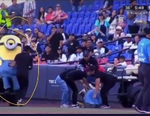 El accidente no pasó de las risas; el personal de entretenimiento salió ileso. ESPECIAL / X: @LMB_memes