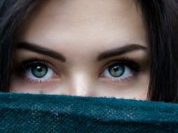 Dolor de cabeza, sequedad y escozor ocular son algunos de los síntomas. UNSPLASH / A. Zdrobău