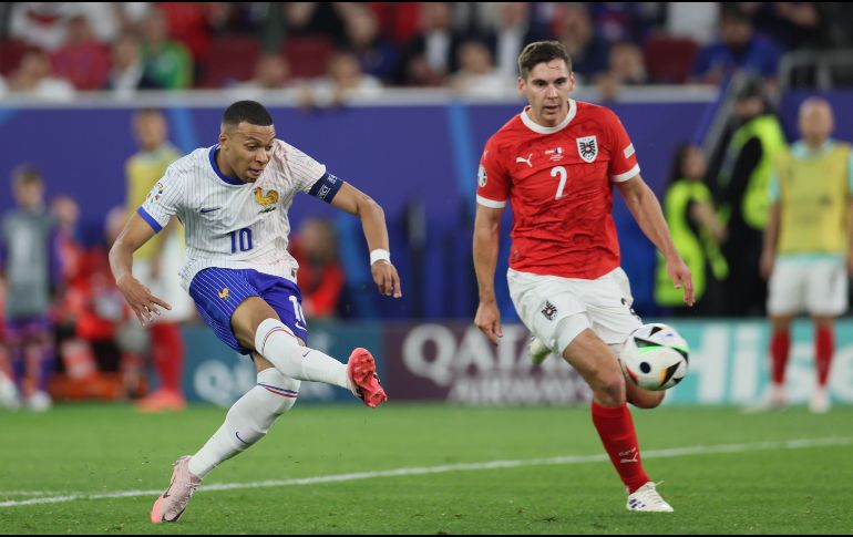 En un friccionado y parejo partido por el Grupo D en Duesseldorf, el autogol de Maximilian Wober antes del descanso le dio la victoria a Francia. EFE/ L. Szymanski.