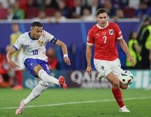 En un friccionado y parejo partido por el Grupo D en Duesseldorf, el autogol de Maximilian Wober antes del descanso le dio la victoria a Francia. EFE/ L. Szymanski.
