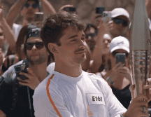 La participación de Leclerc en el relevo de la antorcha es especialmente significativa. ESPECIAL / X / @juegosolimpicos