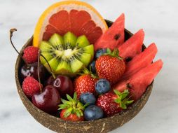 Más allá de que algunas frutas son utilizadas por lo general para preparar jugos, Fung recomienda consumirlas enteras. Unsplash