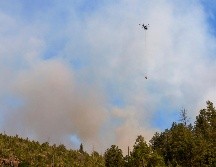 Un helicóptero sobrevuela la zona de un incendio forestal, el martes 18 de junio de 2024, en Ruidoso, Nuevo Mexico. AP Foto/Andres Leighton