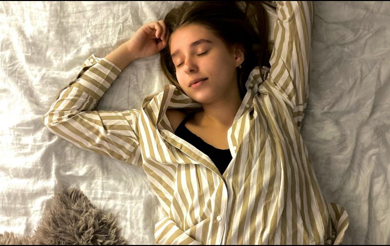 Incorporar este tipo de luz en la rutina nocturna puede ser una estrategia efectiva para mejorar la calidad del sueño. UNSPLASH/ MILAN GAZIEV