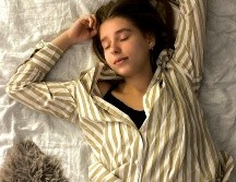 Incorporar este tipo de luz en la rutina nocturna puede ser una estrategia efectiva para mejorar la calidad del sueño. UNSPLASH/ MILAN GAZIEV