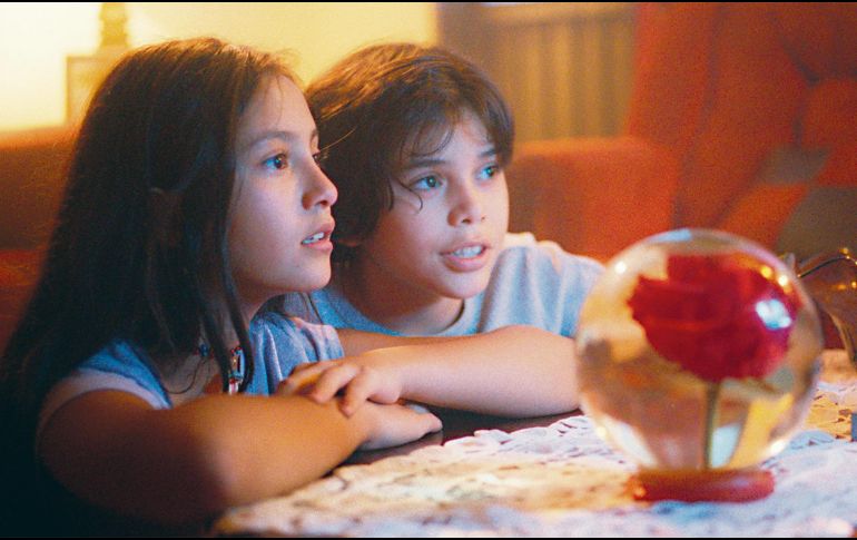 La historia de “Luces de la noche” se enfoca en la vida de los hermanos “Abril” y “Manu”. CORTESÍA