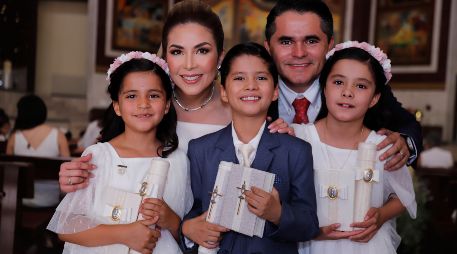 María José, Mateo y Renata Sandoval Levy con sus papás Ale Levy y Omar Sandoval. GENTE BIEN JALISCO/ Claudio Jimeno