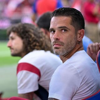 ¿Qué posiciones debería reforzar Chivas según ChatGPT?