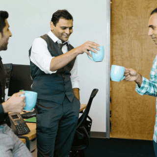 Conoce el "coffee badging" la viral forma de protesta entre oficinistas