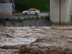Fotografía que muestra el aumento del Río Santa Catarina, debido a las precipitaciones del paso de la tormenta 'Alberto', este jueves en Monterrey, Nuevo León. EFE/ M. Sierra.