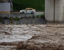 Fotografía que muestra el aumento del Río Santa Catarina, debido a las precipitaciones del paso de la tormenta 'Alberto', este jueves en Monterrey, Nuevo León. EFE/ M. Sierra.