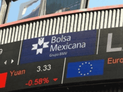 En la jornada, el peso se apreció un 0.44 % frente al dólar, al cotizar a 18.37 unidades por billete verde, luego de valuarse en 18.45 al cierre de la jornada previa, según datos del Banco de México. EFE / ARCHIVO