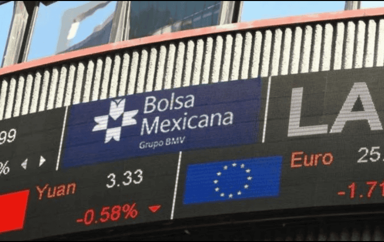 En la jornada, el peso se apreció un 0.44 % frente al dólar, al cotizar a 18.37 unidades por billete verde, luego de valuarse en 18.45 al cierre de la jornada previa, según datos del Banco de México. EFE / ARCHIVO