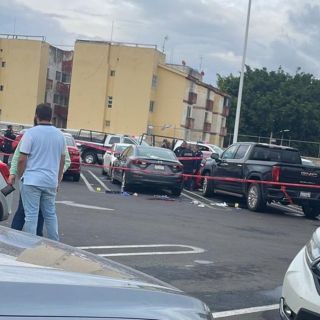 Hieren a hombre durante un robo afuera de una tienda comercial en Zapopan