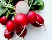 El rábano se puede consumir de varias formas: crudo en ensaladas, bocadillos, sopas y jugos. UNSPLASH/ Jo Lanta