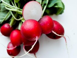 El rábano se puede consumir de varias formas: crudo en ensaladas, bocadillos, sopas y jugos. UNSPLASH/ Jo Lanta