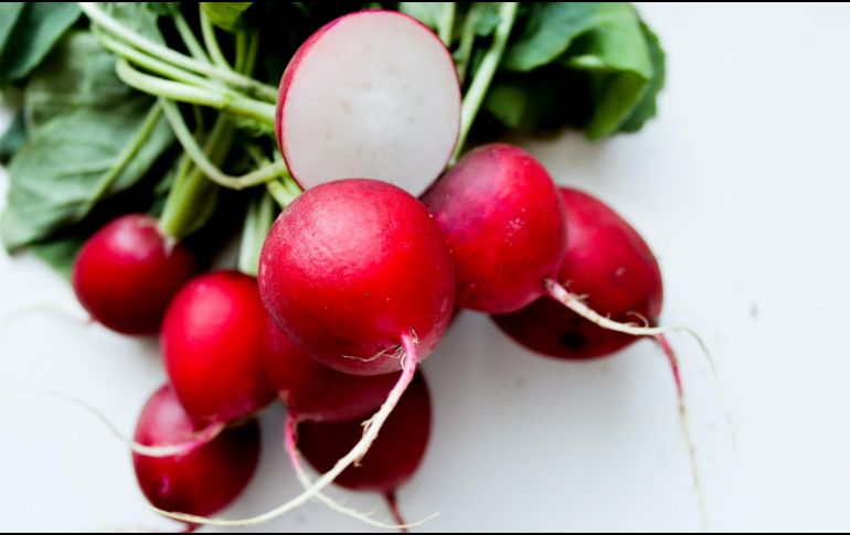 El rábano se puede consumir de varias formas: crudo en ensaladas, bocadillos, sopas y jugos. UNSPLASH/ Jo Lanta