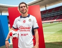Cade Cowell ya posa con la nueva playera de Chivas para sus juegos de visitante en los torneos venideros. ESPECIAL / X: @Chivas