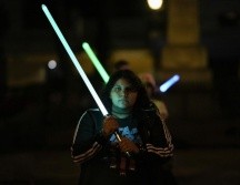 Joven estudiante de la Jedi Knight Academy blande un sable de luz. AP/ E. VERDUGO