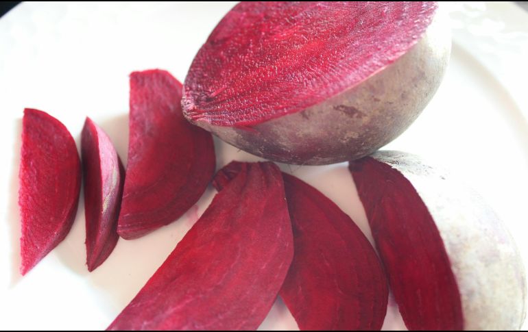 El propio color rojo característico del betabel, tiene betanina. UNSPLASH / Rens D