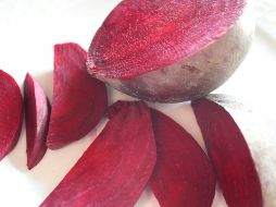 El propio color rojo característico del betabel, tiene betanina. UNSPLASH / Rens D