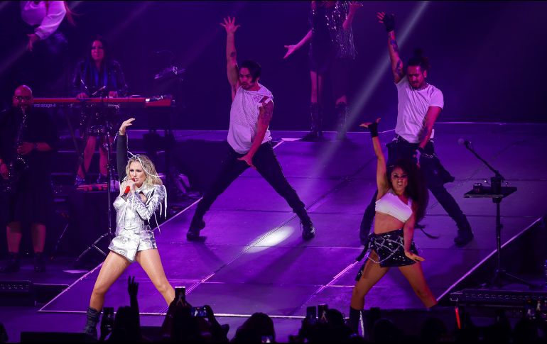 La intérprete mexicana le ofreció al público tapatío una velada llena de sus mejores éxitos. EL INFORMADOR/ H. Figueroa