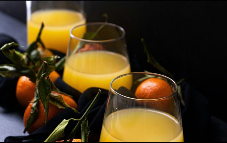 El azúcar presente en los jugos y la manera en que se consumen no son del todo saludables. UNSPLASH/ Anna Wlodarczyk