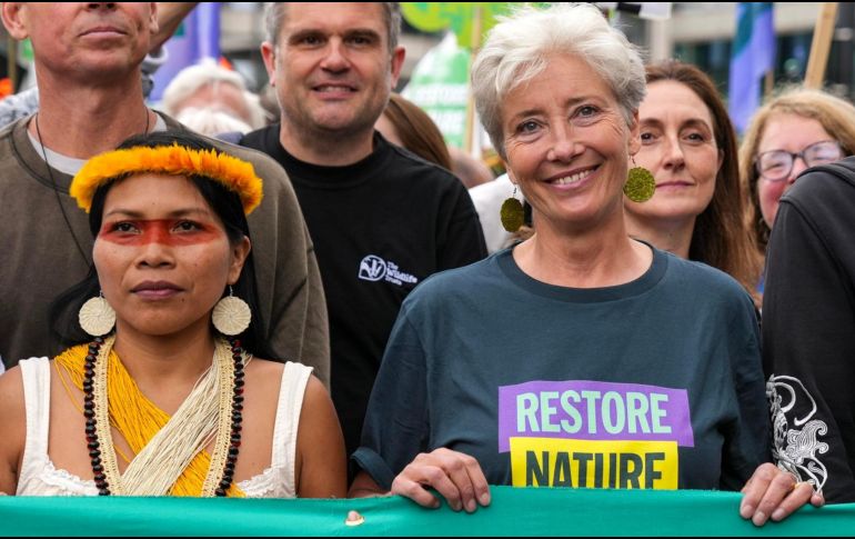 Más de 350 organizaciones participaron en la marcha encabezada por Emma Thompson por el centro londinense, que acabó con discursos en la plaza del Parlamento. EFE/Maja Smiejkowska