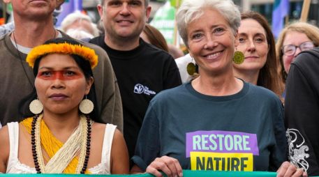 Más de 350 organizaciones participaron en la marcha encabezada por Emma Thompson por el centro londinense, que acabó con discursos en la plaza del Parlamento. EFE/Maja Smiejkowska