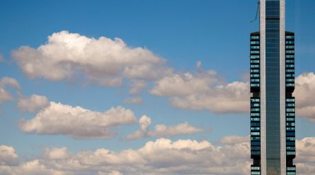Para que se formen las nubes cumulonimbus se necesita que haya mucha humedad en el ambiente, una masa inestable de aire caliente, y fuerza para que la humedad suba al cielo. EFE / ARCHIVO