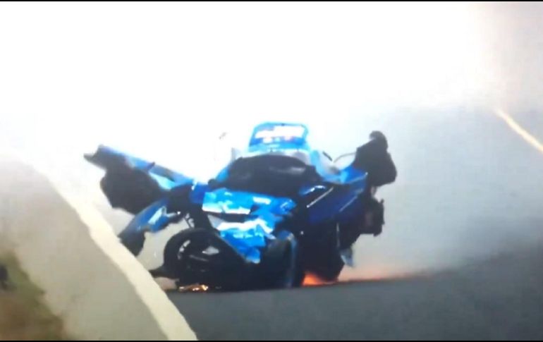 El coche de John Force, sufrió una explosión en el motor en la línea de meta. ESPECIAL / X